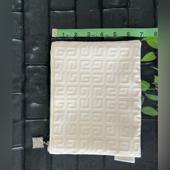 New Givenchy Parfums White Cosmetics Bag - Picture 4 of 5